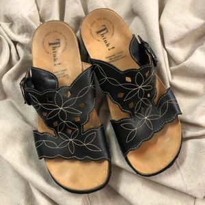 Think! Cut out T-strap sandals